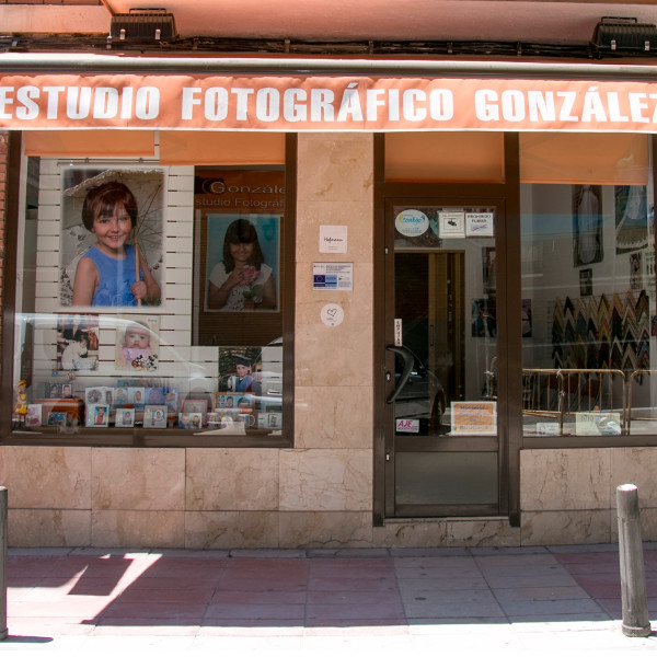 Fotos González - Estudio fotográfico ubicada en Getafe, que realiza reportajes de eventos, comuniones, bodas, cumpleaños en estudio y exterior, fotos de carné, retratos...